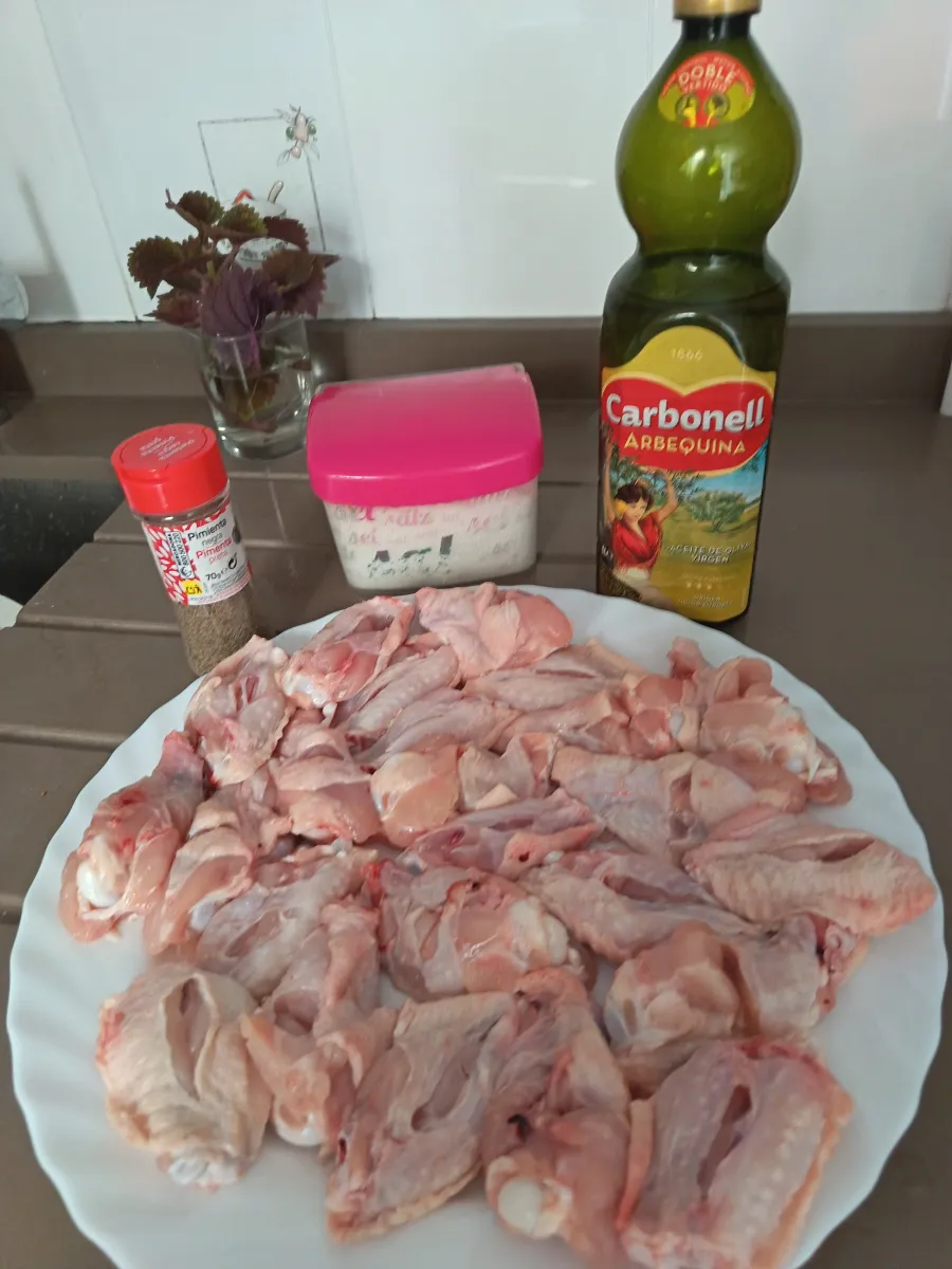 Alas de pollo con patatas 